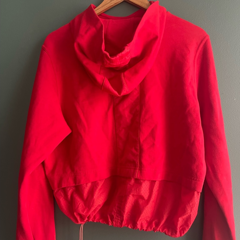Nike red jacket with a perforated bottom with a cinch